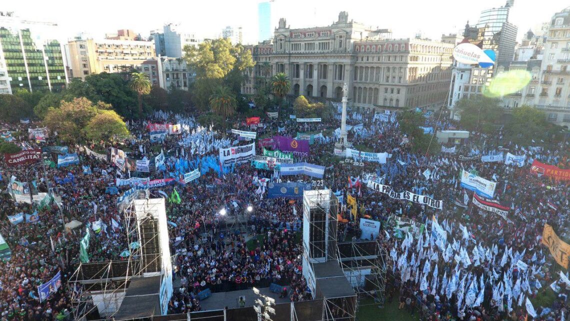 LOS CORTESANOS EN LA LUPA DEL PUEBLO