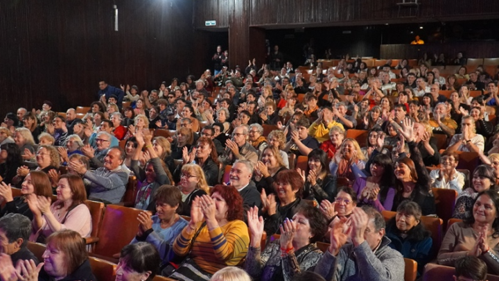 MERLO: CIENTOS DE VECINOS DISFRUTARON DE UNA COMEDIA TEATRAL GRATUITA