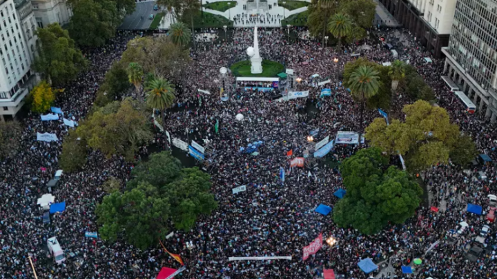 AL REY LO DESNUDÓ LA MARCHA UNIVERSITARIA