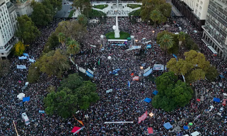 AL REY LO DESNUDÓ LA MARCHA UNIVERSITARIA