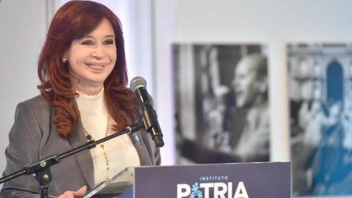 CRISTINA KIRCHNER: “EL PRESIDENTE DEBERÍA ABANDONAR ESO DE HABLAR TONTERÍAS POR EL MUNDO”