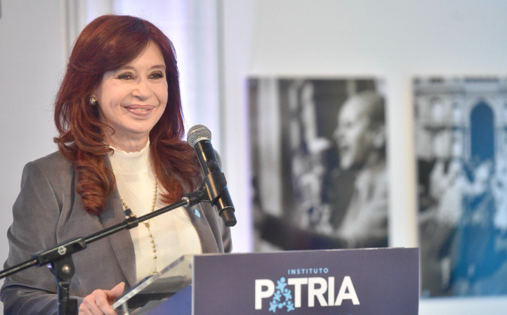 CRISTINA KIRCHNER: “EL PRESIDENTE DEBERÍA ABANDONAR ESO DE HABLAR TONTERÍAS POR EL MUNDO”
