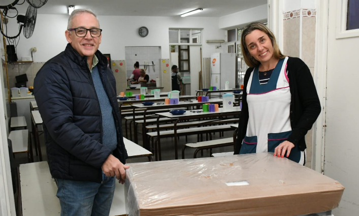 MORÓN ENTREGÓ EQUIPAMIENTO A 40 ESCUELAS PÚBLICAS