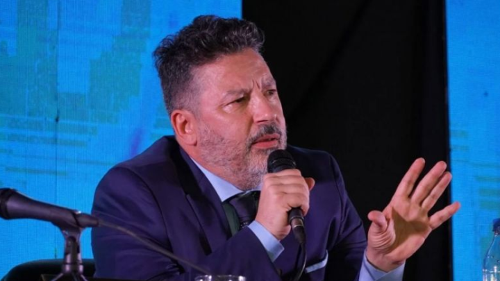 GUSTAVO MENÉNDEZ: “SI MILEI IMPONE SUS IDEAS SEREMOS UNA TRISTE COLONIA SIN PRESENTE NI FUTURO”