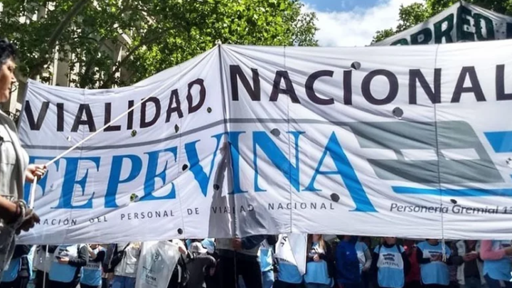 TRABAJADORES VIALES EN EMERGENCIA POR EL DESFINANCIAMIENTO DE LAS RUTAS EN TODO EL PAÍS