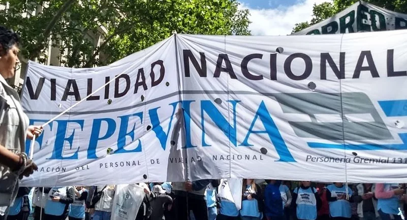 TRABAJADORES VIALES EN EMERGENCIA POR EL DESFINANCIAMIENTO DE LAS RUTAS EN TODO EL PAÍS