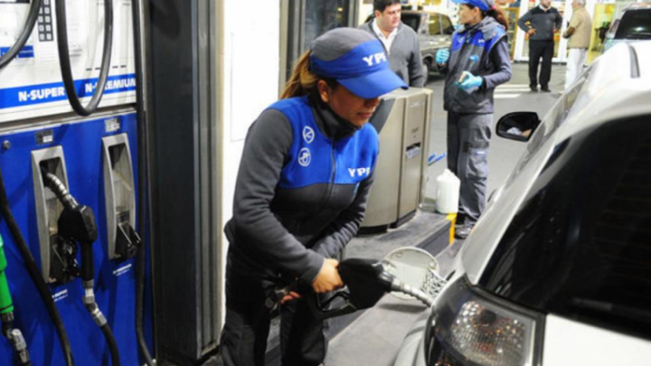 EL GOBIERNO ACTUALIZÓ EL IMPUESTO A LOS COMBUSTIBLES Y LA NAFTA SUBIRÁ UN 20% DESDE EL SÁBADO
