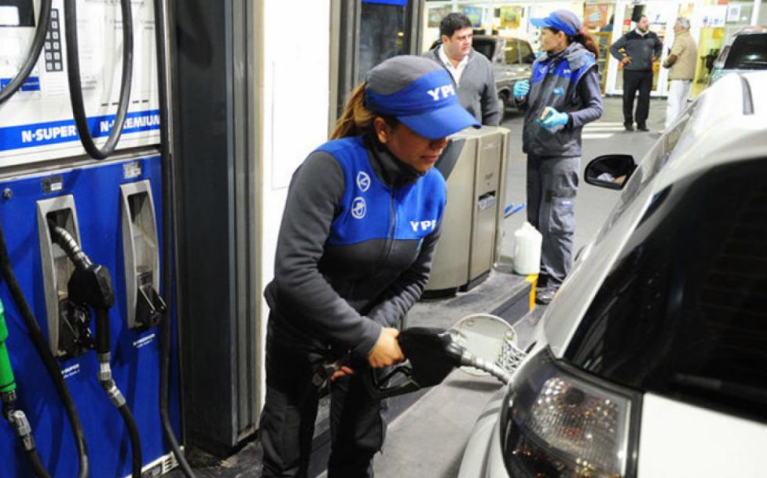 EL GOBIERNO ACTUALIZÓ EL IMPUESTO A LOS COMBUSTIBLES Y LA NAFTA SUBIRÁ UN 20% DESDE EL SÁBADO