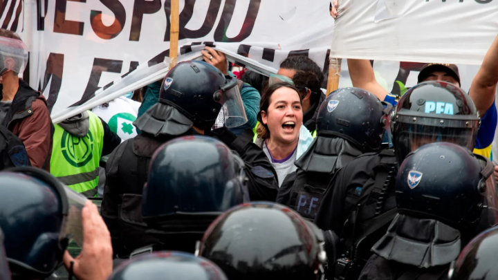 LA UNSAM RECLAMÓ LA LIBERACIÓN DE TRES DE SUS ESTUDIANTES, DETENIDOS DURANTE LAS PROTESTAS CONTRA LA LEY BASES