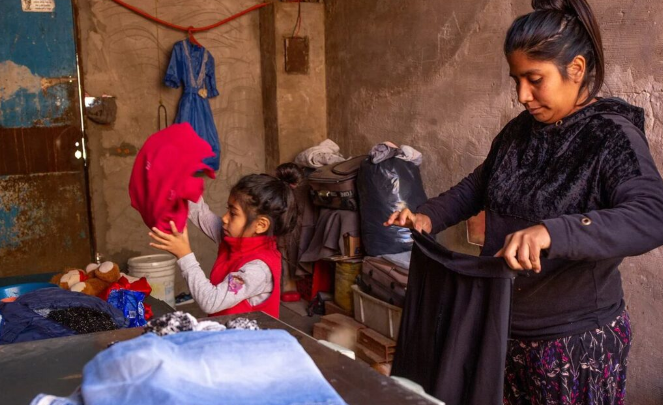 CUATRO DE CADA DIEZ MUJERES BONAERENSES QUE CRÍAN SOLAS A SUS HIJOS NO TIENEN TRABAJOS FORMALES