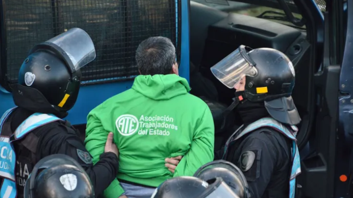TRAS UNA NUEVA OLA DE DESPIDOS EN EL ESTADO, ATE PROTESTÓ EN LA PUERTA DEL INTI Y HAY DOS DETENIDOS