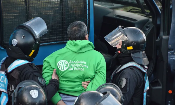 TRAS UNA NUEVA OLA DE DESPIDOS EN EL ESTADO, ATE PROTESTÓ EN LA PUERTA DEL INTI Y HAY DOS DETENIDOS