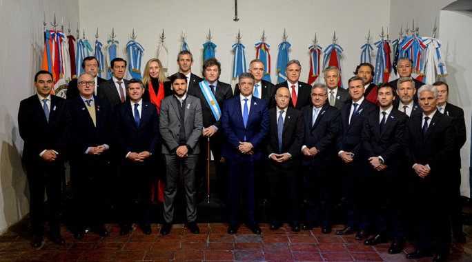 MILEI Y 18 GOBERNADORES PROVINCIALES FIRMARON EL PACTO DE MAYO EN TUCUMÁN