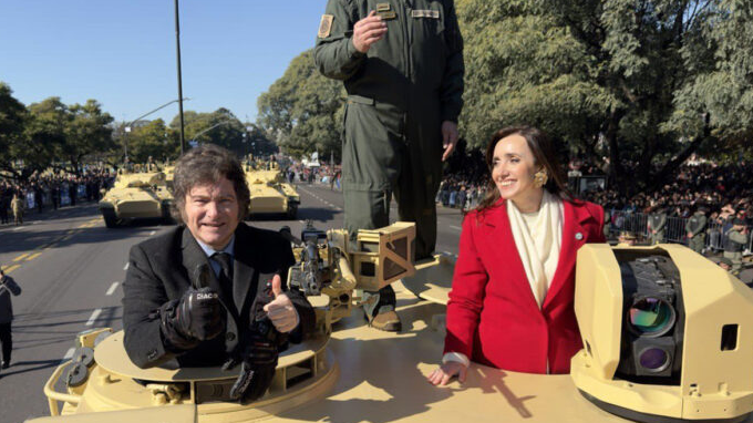 LOS PIBES DE MALVINAS JUNTO A SUS TORTURADORES