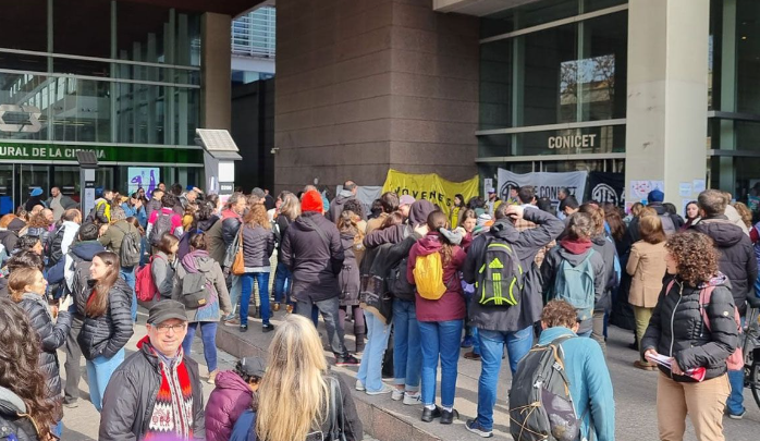 PROTESTA Y CONCENTRACIÓN DE TRABAJADORES DEL CONICET EN EL POLO CIENTÍFICO POR LA CRISIS PRESUPUESTARIA