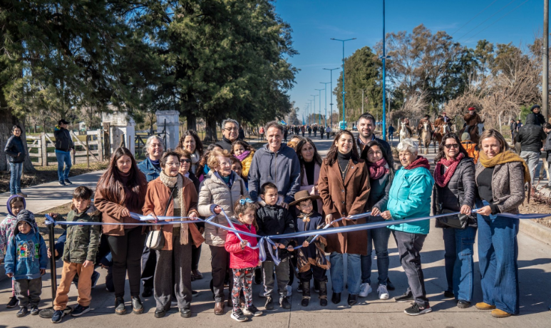 FERNÁNDEZ Y KATOPODIS INAUGURARON LA AVENIDA ARGENTINIDAD EN MORENO: “TIENEN UNA INTENDENTA QUE VALE ORO”