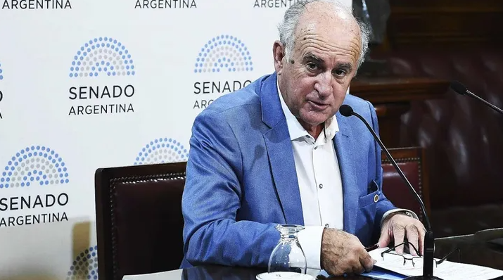OSCAR PARRILLI: “MILEI BAJA GASTOS PARA LOS JUBILADOS, PERO LES BAJA IMPUESTOS A LOS RICOS”