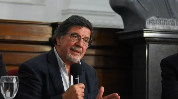 SILEONI RATIFICÓ EL USO DE CELULARES EN LAS ESCUELAS: “YA TUVIMOS ESA MEDIDA Y NO FUNCIONÓ”