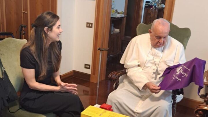 ANA FERNÁNDEZ SE REUNIÓ CON EL PAPA FRANCISCO: “ESTÁ MUY PREOCUPADO POR LA VISITA DE LOS DIPUTADOS A ASTIZ”