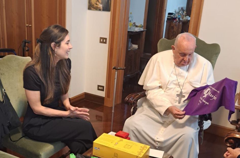 ANA FERNÁNDEZ SE REUNIÓ CON EL PAPA FRANCISCO: “ESTÁ MUY PREOCUPADO POR LA VISITA DE LOS DIPUTADOS A ASTIZ”