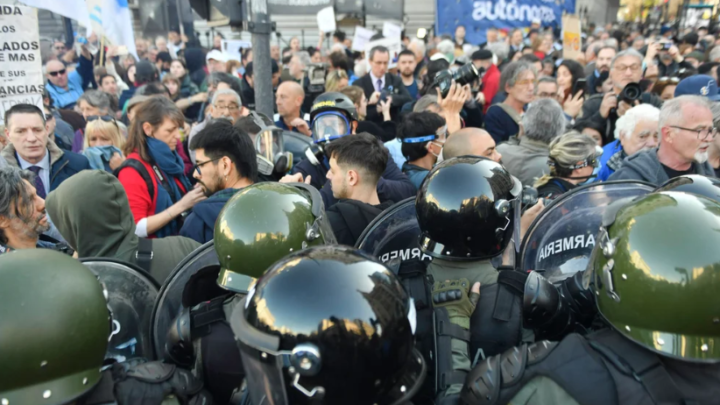 REPRIMIERON A LOS JUBILADOS FRENTE AL CONGRESO DURANTE UNA PROTESTA CONTRA EL VETO