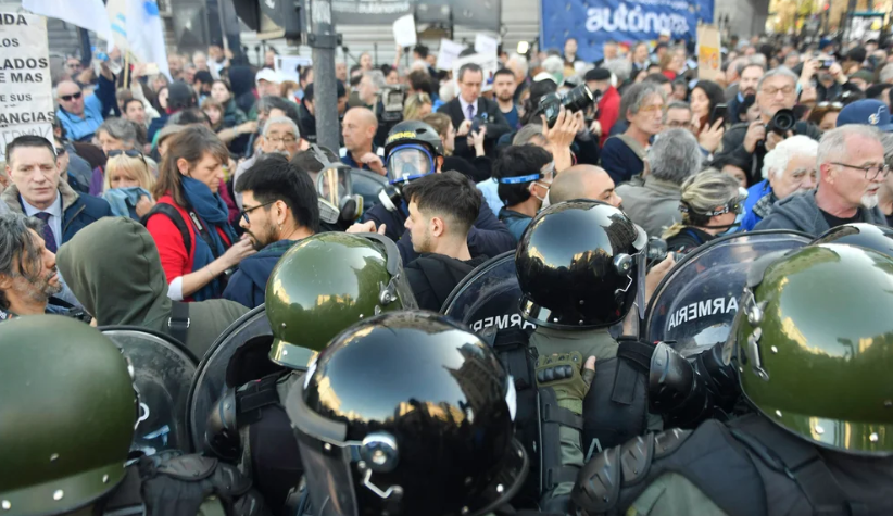 REPRIMIERON A LOS JUBILADOS FRENTE AL CONGRESO DURANTE UNA PROTESTA CONTRA EL VETO