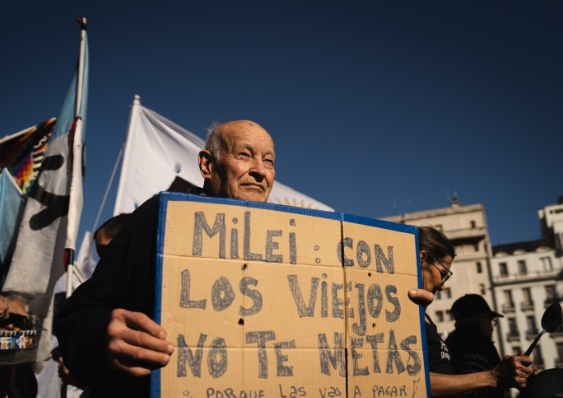 HAY QUE SER MUY CAGÓN PARA NO DEFENDER A LOS JUBILADOS