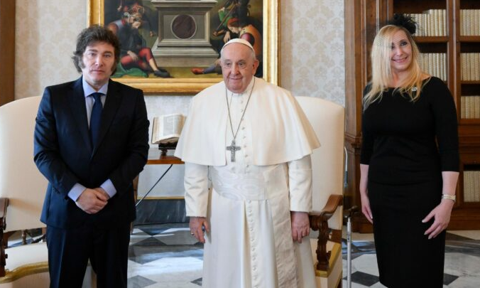 EL PAPA CRITICÓ AL GOBIERNO DE MILEI: “EN LUGAR DE PAGAR JUSTICIA SOCIAL, PAGÓ EL GAS PIMIENTA”