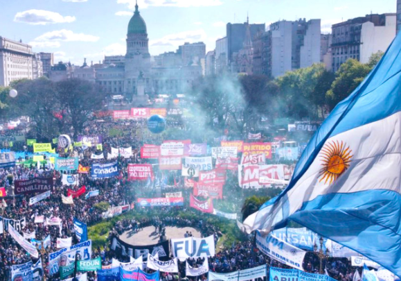 “PROMULGUE LA LEY, PRESIDENTE”: EL RECLAMO EN LA MARCHA UNIVERSITARIA QUE SE MOVILIZÓ EN TODO EL PAÍS