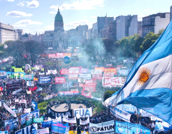 “PROMULGUE LA LEY, PRESIDENTE”: EL RECLAMO EN LA MARCHA UNIVERSITARIA QUE SE MOVILIZÓ EN TODO EL PAÍS