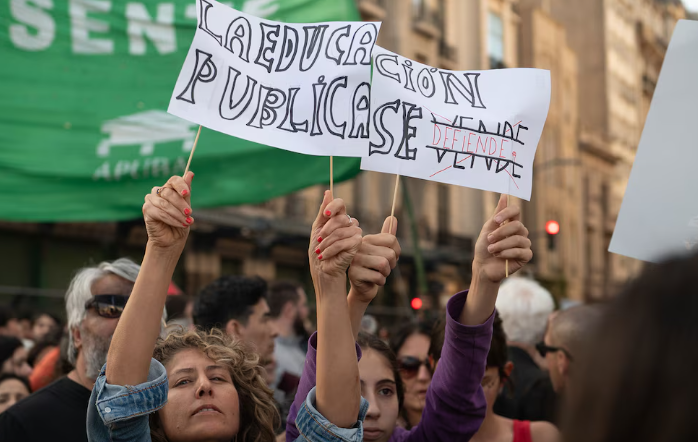 EL GOBIERNO BUSCA ARANCELAR LAS UNIVERSIDADES PÚBLICAS PARA LOS EXTRANJEROS NO RESIDENTES