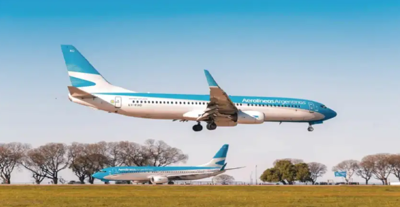 MILEI AFIRMÓ QUE SI NO CONSIGUE PRIVATIZAR AEROLÍNEAS ARGENTINAS LA ENTREGARÁ A LOS EMPLEADOS