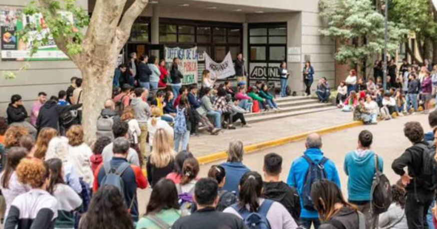 PROFESORES Y NO DOCENTES ARRANCARON OTRO PARO UNIVERSITARIO EN TODO EL PAÍS