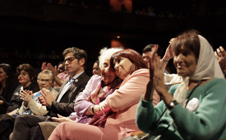 EN MEDIO DE LA TENSIÓN, CRISTINA Y KICILLOF SE MOSTRARON JUNTOS EN EL ANIVERSARIO DE ABUELAS