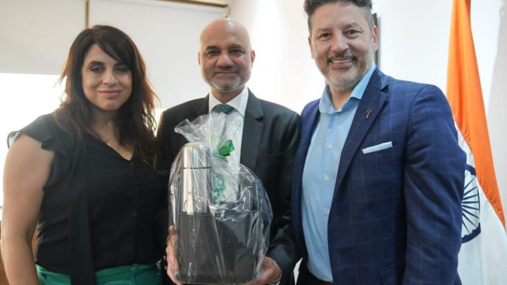 GUSTAVO MENÉNDEZ SE REUNIÓ CON EL EMBAJADOR DE LA INDIA