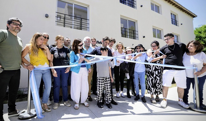 KICILLOF ENTREGÓ VIVIENDAS Y PUSO EN FUNCIONAMIENTO EQUIPAMIENTO DE SALUD EN SAN FERNANDO