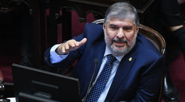 JOSÉ MAYANS: “MILEI TIENE CARACTERÍSTICAS DICTATORIALES”