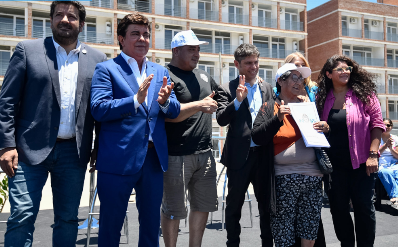 KICILLOF RECORRIÓ LOS AVANCES DE OBRAS DE URBANIZACIÓN DE BARRIOS POPULARES DE SAN JUSTO Y ENTREGÓ ESCRITURAS GRATUITAS