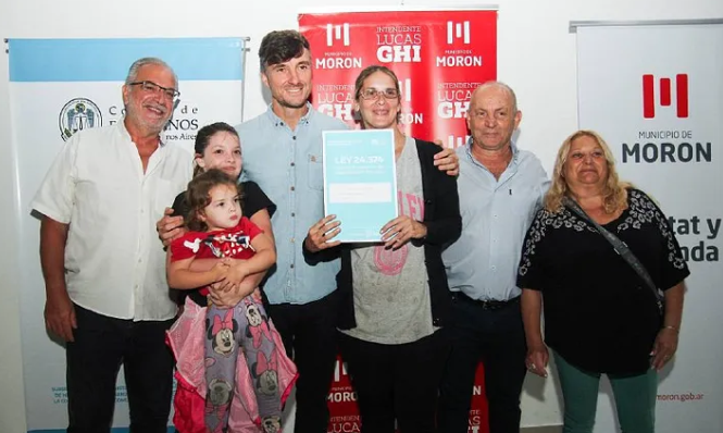 LUCAS GHI ENTREGÓ ESCRITURAS PARA FAMILIAS DE MORÓN: “DE NO HABER ESTADO HOY NO ESTARÍAMOS NOSOTROS ACÁ”
