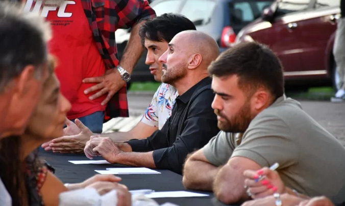 EL MUNICIPIO DE MORÓN RECIBIÓ A VECINOS EN EL PALACIO, FRENTE A LA PLAZA CENTRAL