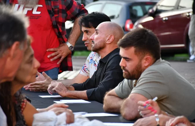 EL MUNICIPIO DE MORÓN RECIBIÓ A VECINOS EN EL PALACIO, FRENTE A LA PLAZA CENTRAL