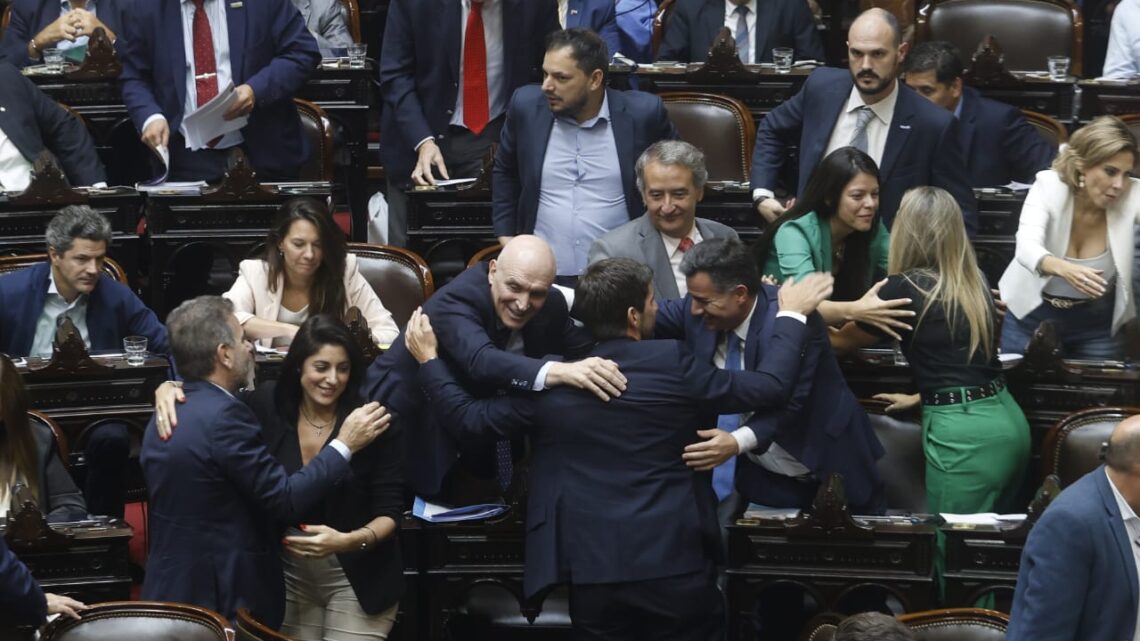 Con un Congreso vallado, el Gobierno logró el apoyo de Diputados para una nueva deuda por DNU con el FMI