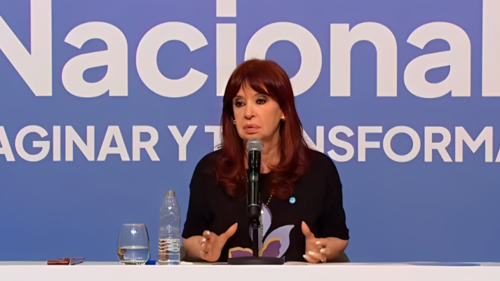 CRISTINA KIRCHNER CRITICÓ FEROZMENTE A MILEI Y ADVIRTIÓ SOBRE UNA “CRECIENTE DESCOMPOSICIÓN INSTITUCIONAL” EN EL PAÍS