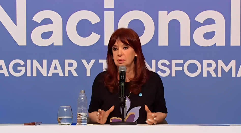 CRISTINA KIRCHNER CRITICÓ FEROZMENTE A MILEI Y ADVIRTIÓ SOBRE UNA “CRECIENTE DESCOMPOSICIÓN INSTITUCIONAL” EN EL PAÍS