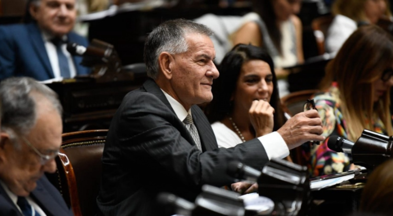 CARLOS CASTAGNETO: “CAPUTO Y EL GOBIERNO SE VAN A IR CON UNA DEUDA EXUBERANTE, MÁS DE LA QUE YA TENEMOS”