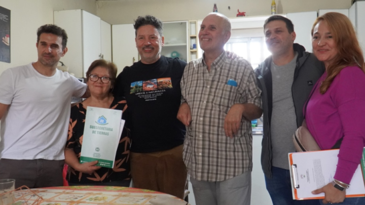 MENÉNDEZ ENTREGÓ ESCRITURAS EN MERLO Y DESTACÓ EL VALOR DE “SENTIRSE DUEÑOS DE SU CASA”