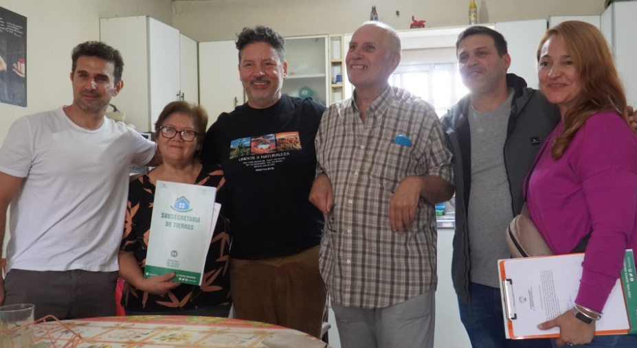 MENÉNDEZ ENTREGÓ ESCRITURAS EN MERLO Y DESTACÓ EL VALOR DE “SENTIRSE DUEÑOS DE SU CASA”