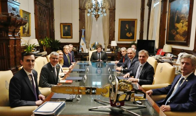 MILEI SE REUNIÓ CON EL SECRETARIO DEL TESORO DE EE.UU., QUIEN RATIFICÓ “EL PLENO APOYO” A LAS MEDIDAS DEL GOBIERNO