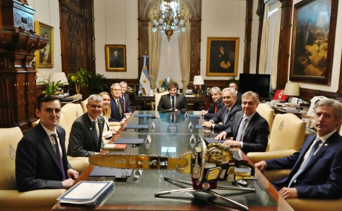 MILEI SE REUNIÓ CON EL SECRETARIO DEL TESORO DE EE.UU., QUIEN RATIFICÓ “EL PLENO APOYO” A LAS MEDIDAS DEL GOBIERNO