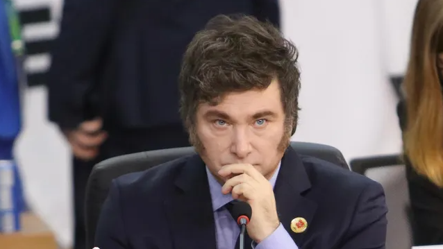 MILEI REDOBLÓ LAS CRÍTICAS CONTRA LA PRENSA Y PIDIÓ “ODIAR” MÁS A LOS PERIODISTAS